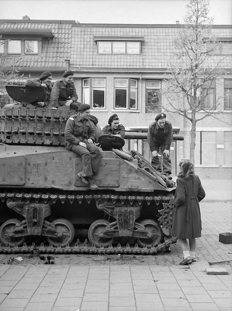 Vista 5 de Canadian Sherman Tank Crew